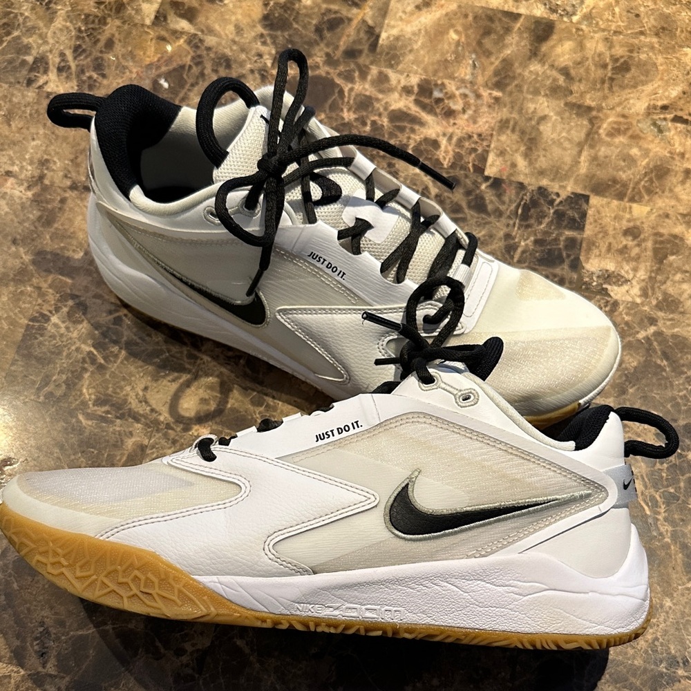 Nike White and Black Sneakers with Gum Sole